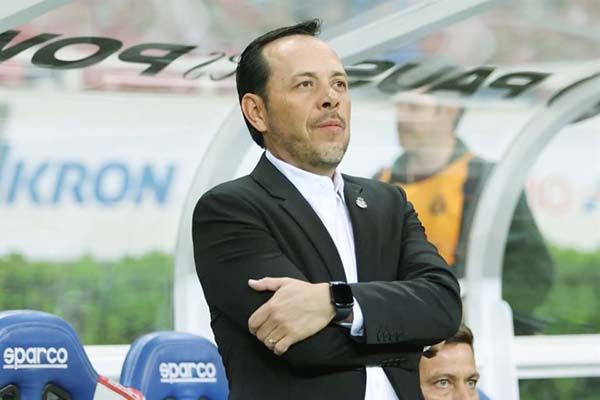 Santos Laguna despide al técnico Eduardo Fentanes