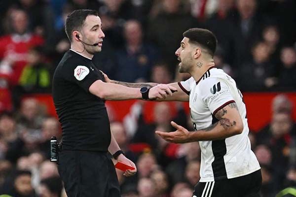 Suspenden 8 juegos a Mitrovic por empujar al árbitro