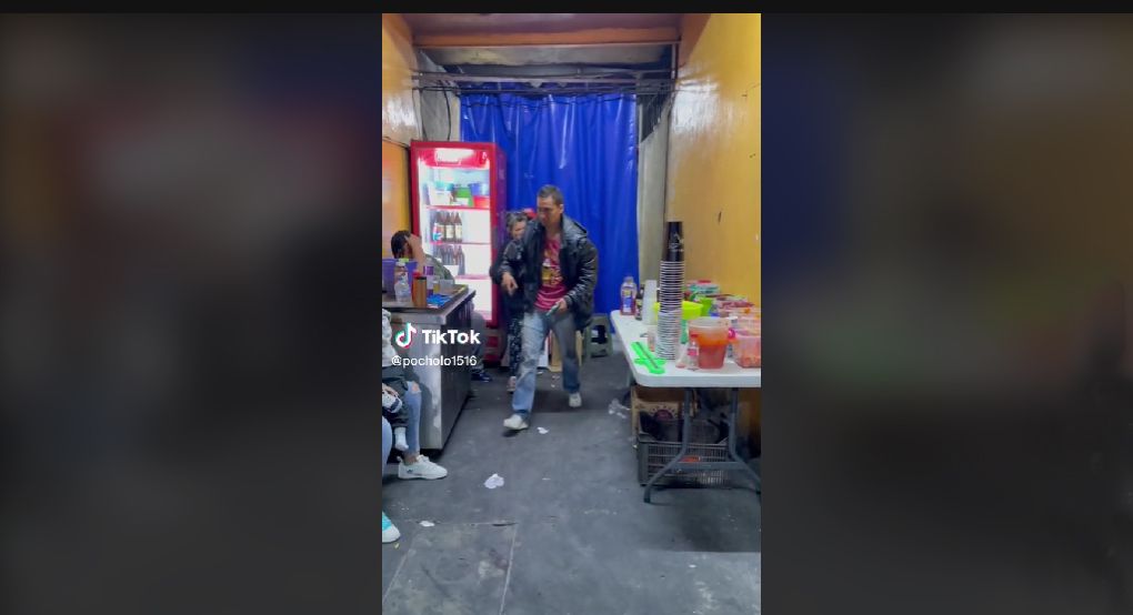 VIDEO. Madre quita a su hijo adolescente a golpes de local de bebidas y video se hace viral