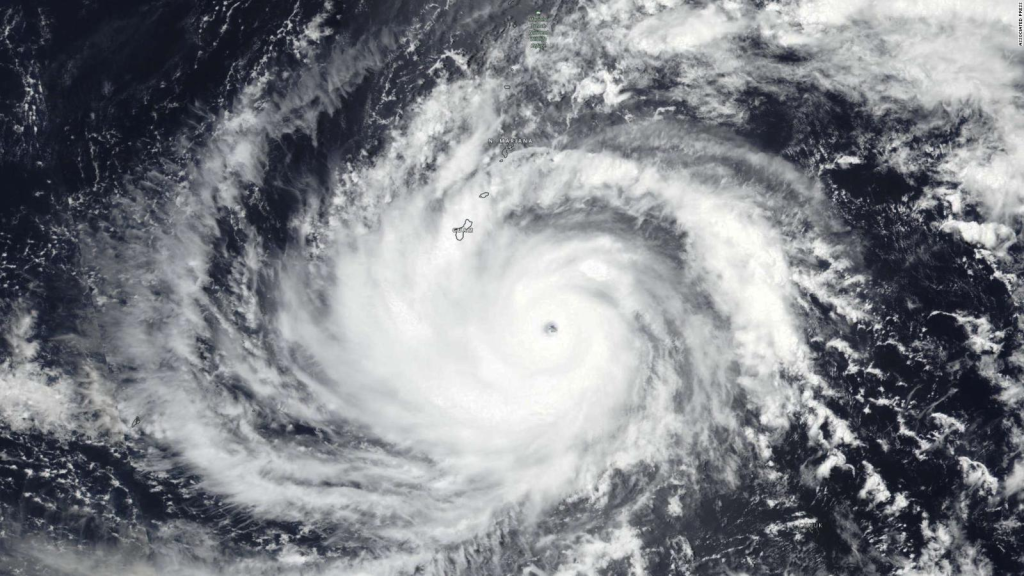 Tifón Mawar asecha a los residentes de la costa de Guam, que amenaza con marejadas ciclónicas mortales y vientos dañinos