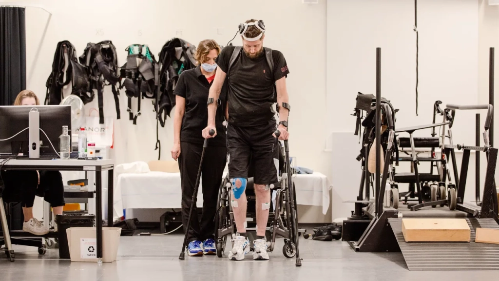 Un hombre con parálisis camina con naturalidad tras un implante cerebral y medular