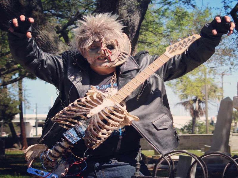 Metalero crea guitarra eléctrica con el esqueleto de su tío