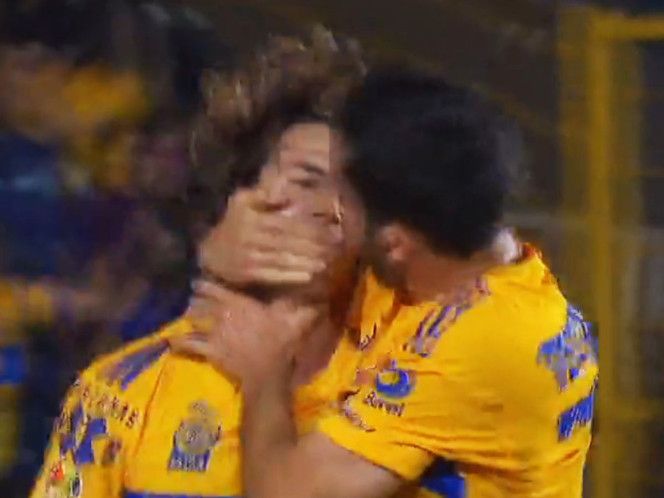 Córdova y Vigón celebraron con un beso; gol de Tigres fue anulado