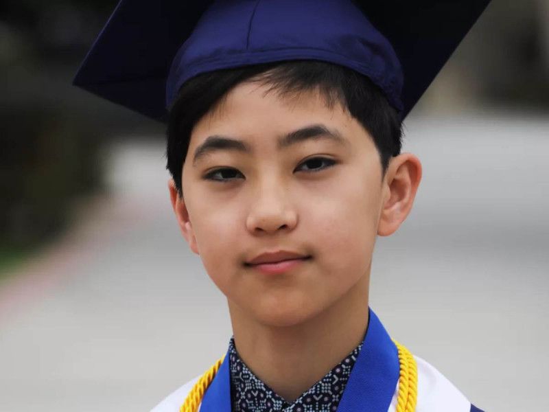 Niño de 12 años se gradúa de la universidad… ¡con cinco títulos!