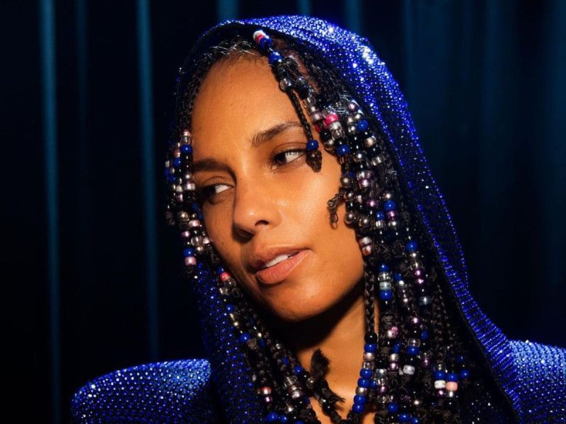 Alicia Keys sorprende al cantar ‘Ella Baila Sola’ de Peso Pluma; la critican en redes