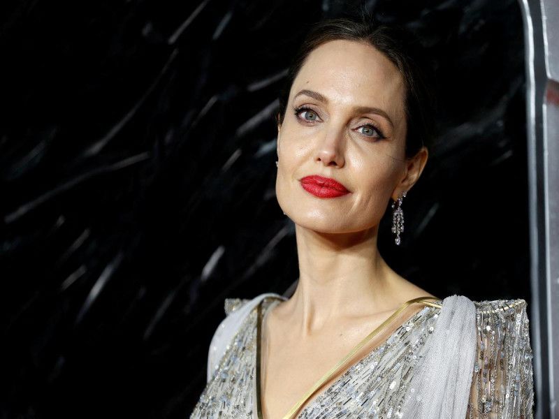 Angelina Jolie lanza su marca de ropa con materiales reciclados y creada por refugiados