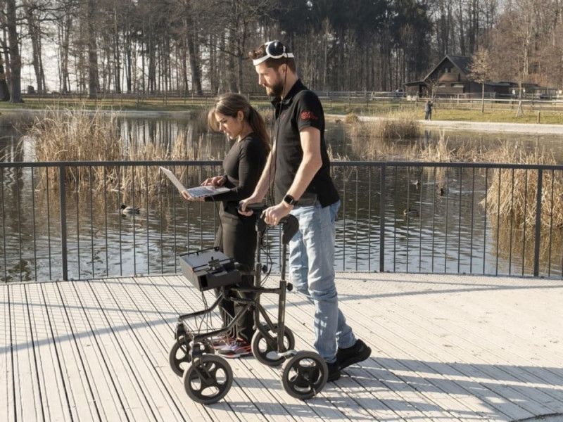 Milagro tecnológico: tetrapléjico vuelve a caminar gracias a un dispositivo