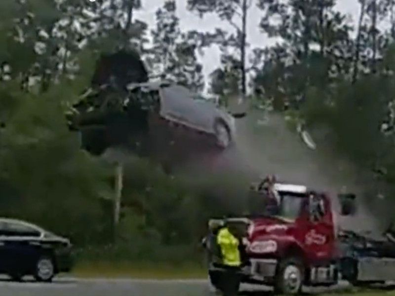 VIDEO. Mujer choca su auto contra una grúa y sale volando; como en el cine