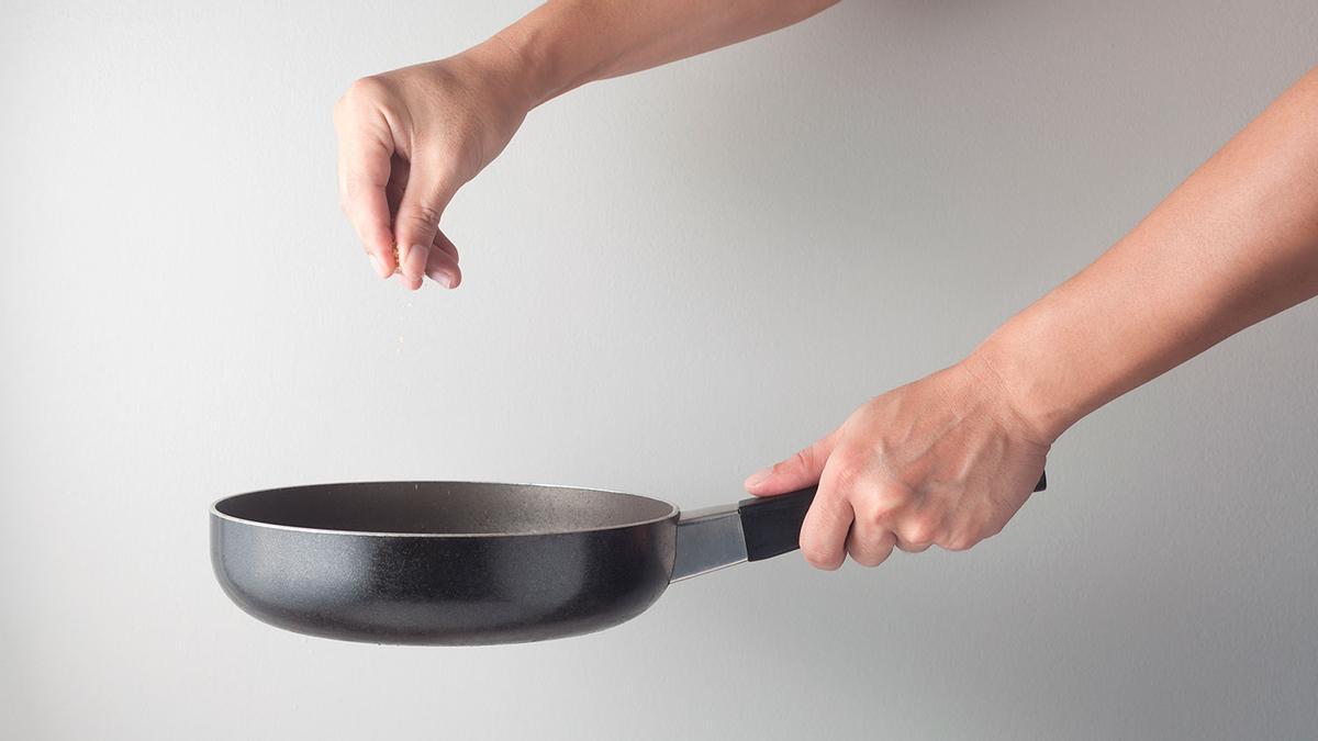 Por qué debes ponerle sal al sartén antes de freír los alimentos