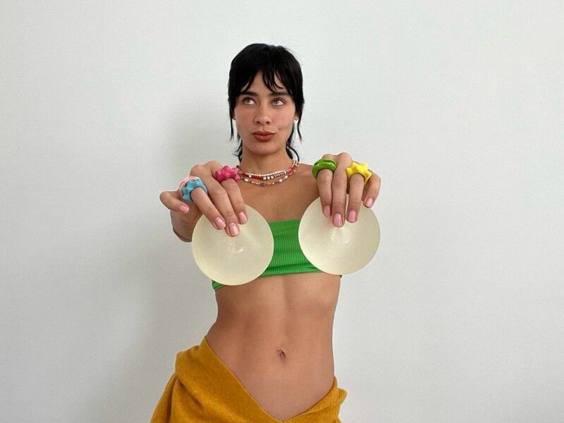 Esmeralda Pimentel posa en revista y muestra sus cicatrices, tras retirarse los implantes mamarios