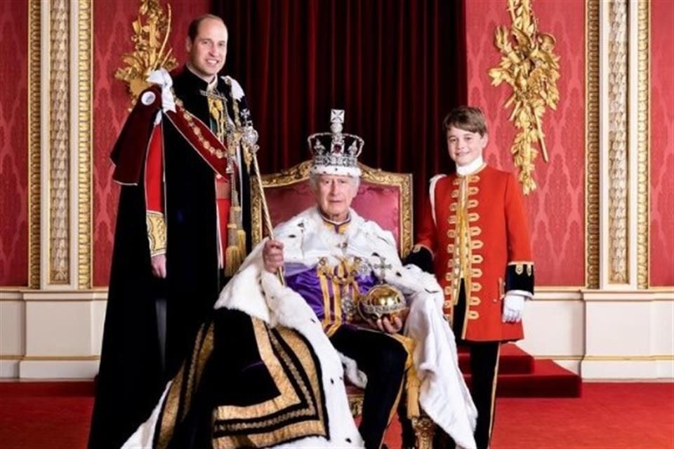 Carlos III posa con sus herederos al trono en nuevo retrato de la coronación