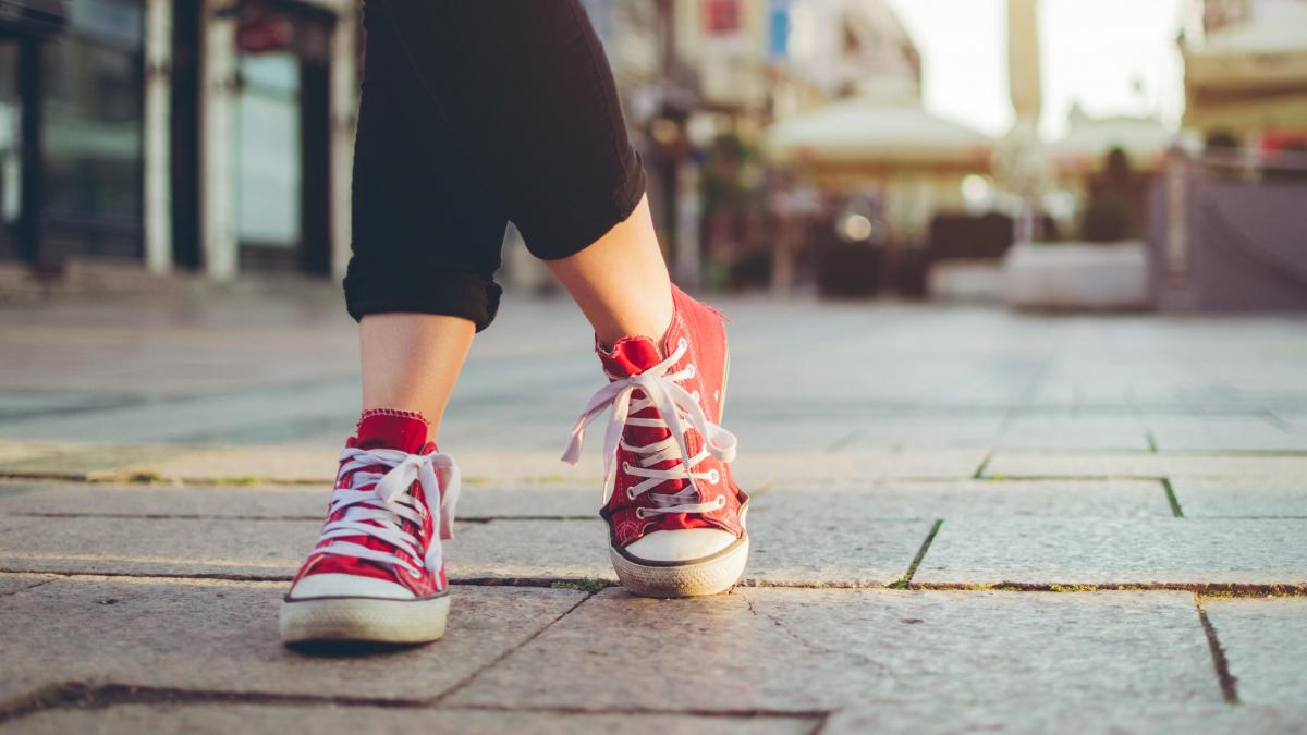 ¿Cómo estirar los tenis cuando te aprietan?