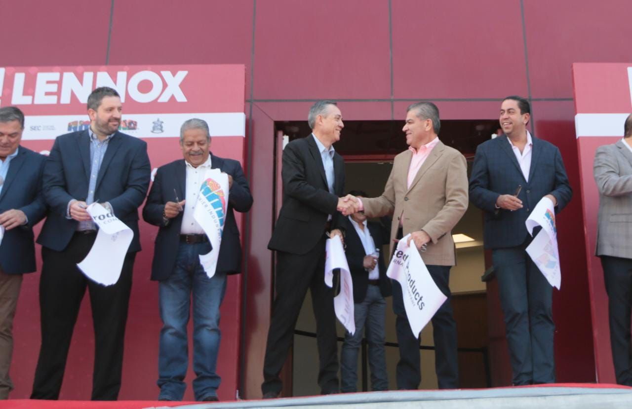 ACOMPAÑAN MIGUEL RIQUELME Y JOSÉ MARÍA MORALES A DIRECTIVCOS DE LENNOX EN LA INAUGURACIÓN DE LA PLANTA 3