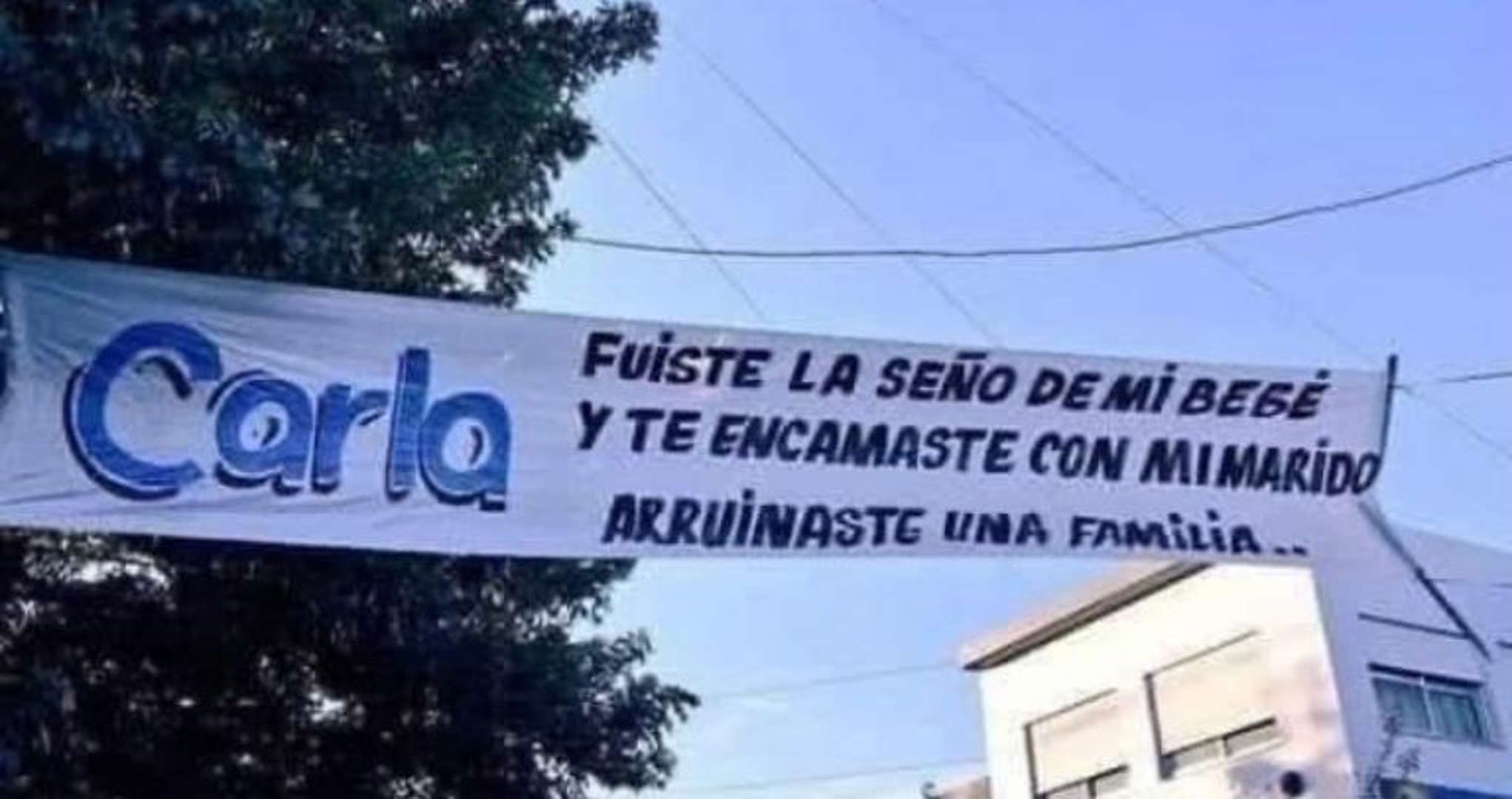Padre se involucra con la maestra de su hijo y su esposa lo exhibe