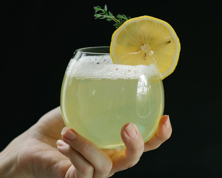 Limonada con pepino y menta para refrescar las tardes calurosas