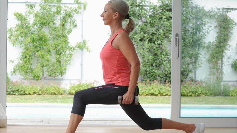 Por qué levantar pesas es fundamental para las mujeres antes y después de la menopausia (más que los ejercicios de movilidad)