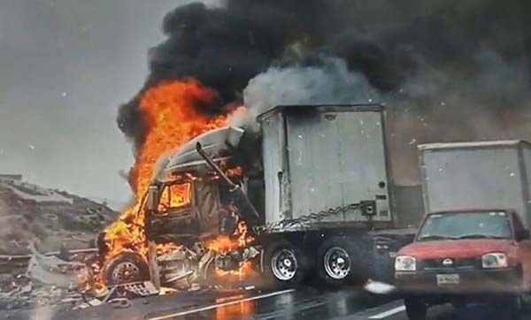 Arde tráiler en la Carretera 57