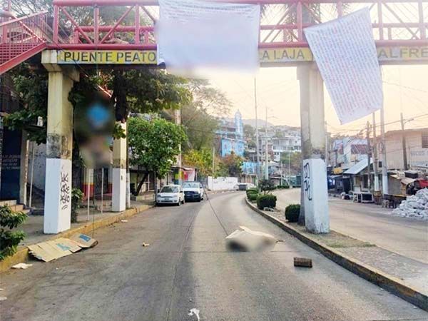 Ejecutan a cuatro hombres en puente peatonal de Acapulco, uno fue colgado