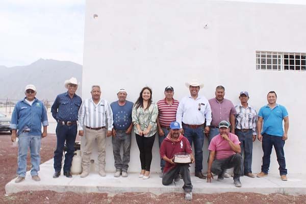 Festeja Beto a albañiles de 4C