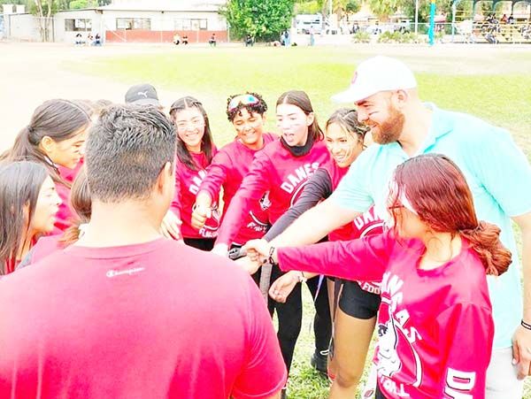 Felicita Josué Garza  a alumnos del Ateneo