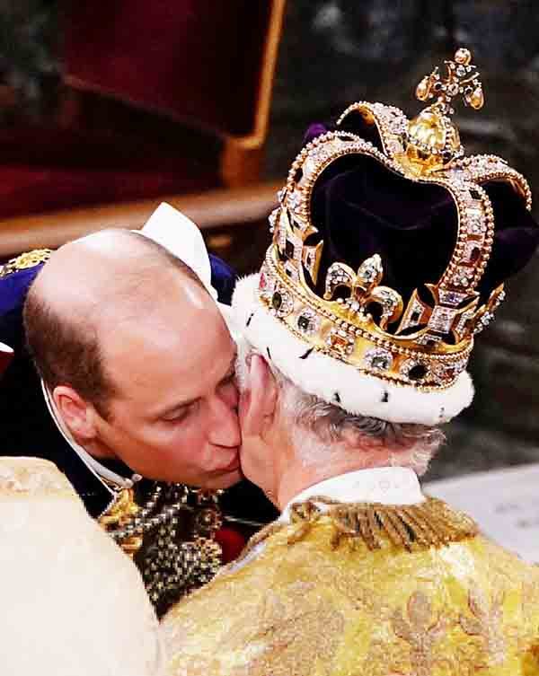 William besa la mejilla de Carlos III y le jura lealtad