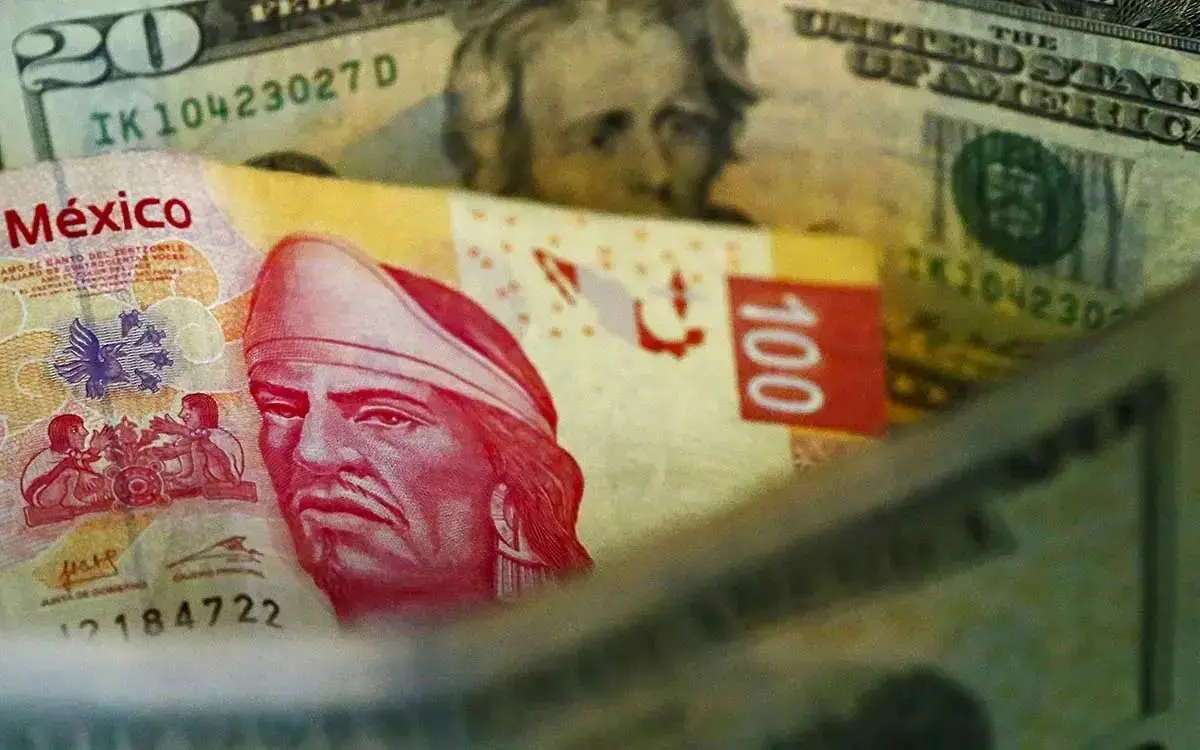 Peso cae por tercera jornada a la espera de la decisión de tasas de Banxico