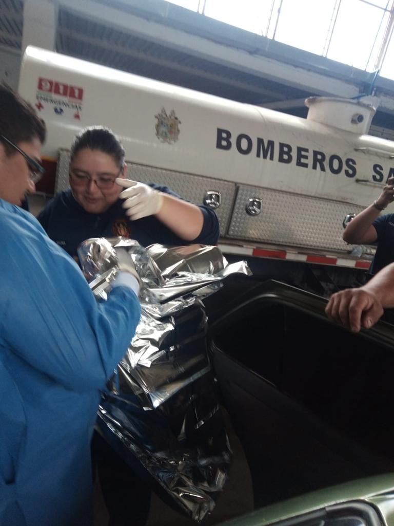 Atienden parto en estación de bomberos… fue una hermosa niña