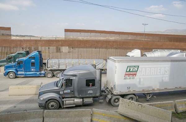 Reinicia Abbottla inspección de camiones en la frontera con México