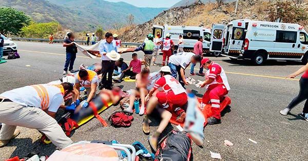 Choca camioneta de transporte público y mueren 4 personas