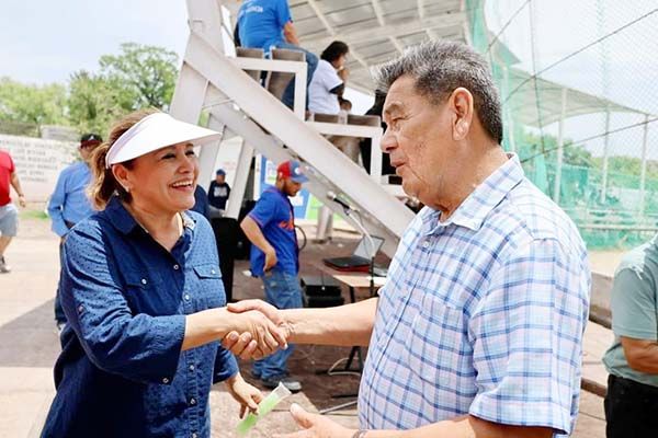 Acude Alcaldesa a juegos de Béisbol