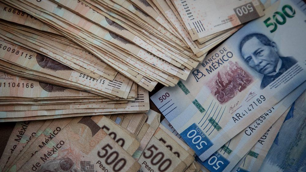 Peso ‘se aferra’ y se mantiene abajo de las 18 unidades por dólar