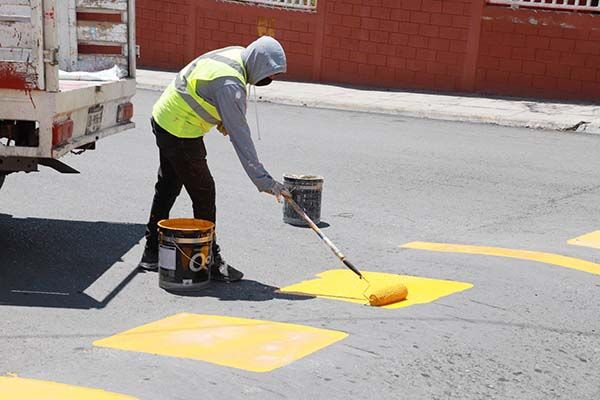 Pintan reductores en calles; exhortan a bajar velocidad