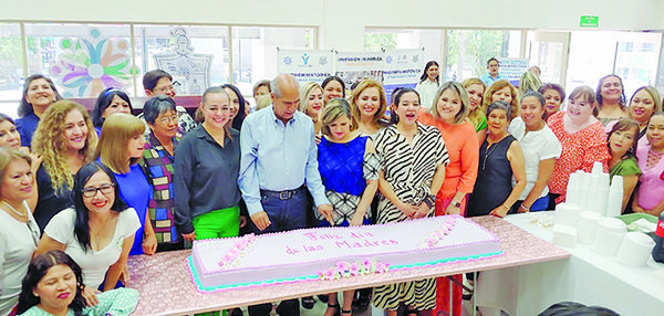 Alcalde y la Primera Dama ofrecen homenaje a mamás