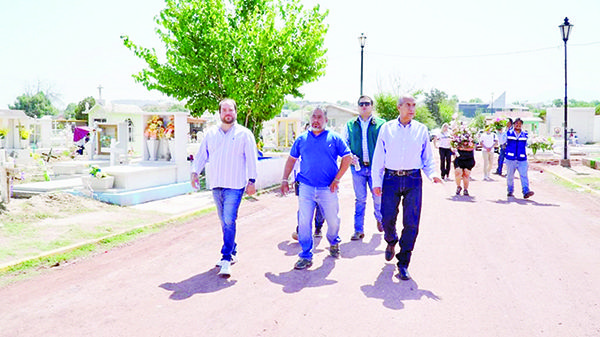 Recorre el Alcalde panteones locales