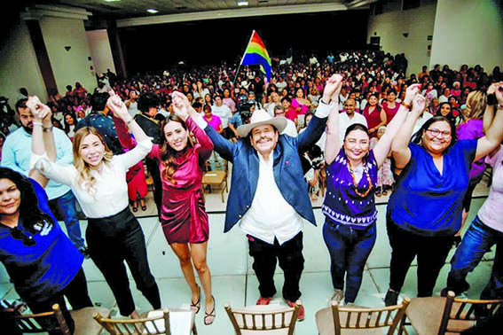 Dialoga Armando Guadiana con mujeres