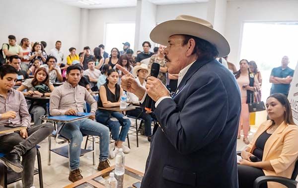 Promete Guadiana a jóvenes UAC ciudadanizar la política