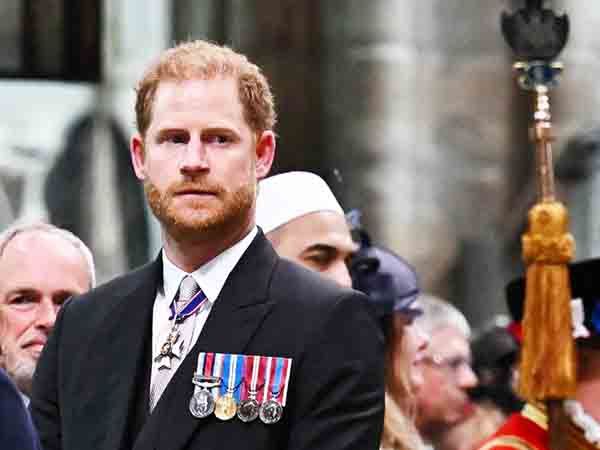 Solo y en tercera fila, Harry acude a coronación de Carlos III