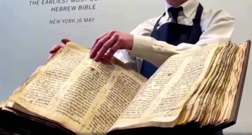 Subastan la Biblia hebrea más antigua del mundo por un precio récord de US$ 38,1 millones