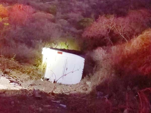 Autobús cae a barranco en Jalisco