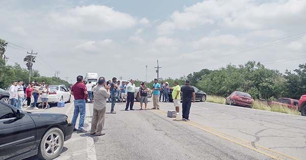 Padres de familia cierran carretera en Tamaulipas; exigen que les regresen a sus hijos