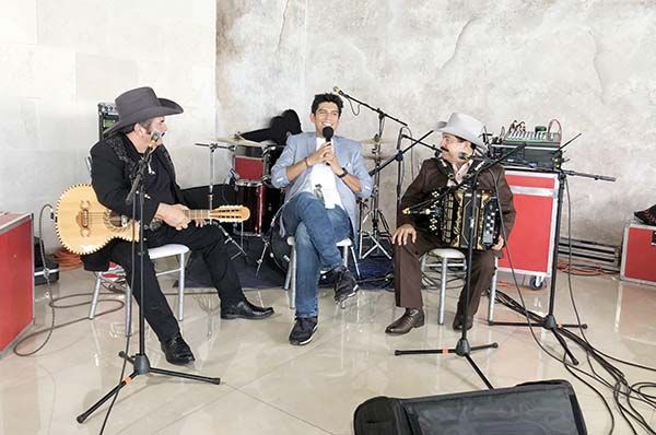 Presentan libro biográfico del cantante Eliseo Robles