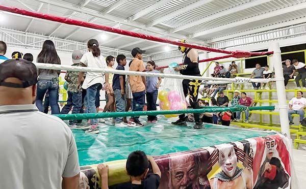 Festejan a niños con Lucha Libre