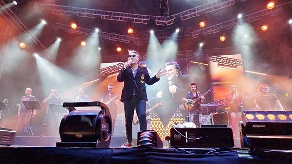Pone Mijares a cantar a las madres de Ramos