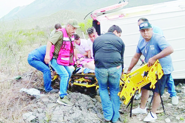 Tragedia en la 57; muere uno y vuelca ambulancia