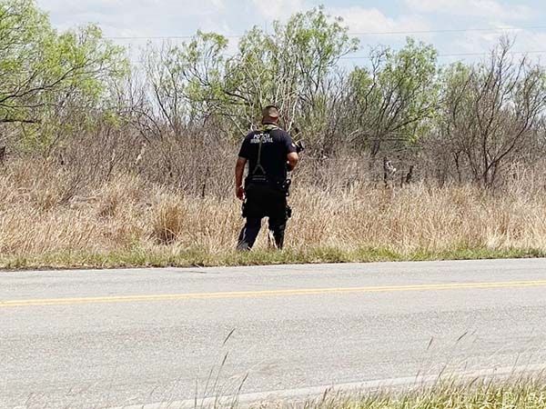 Descubren sobre carretera cuerpo en descomposición