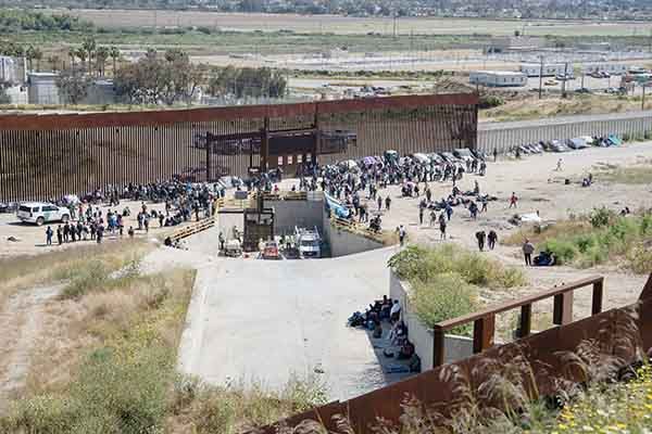 Por fin del Título 42, migrantes van al muro
