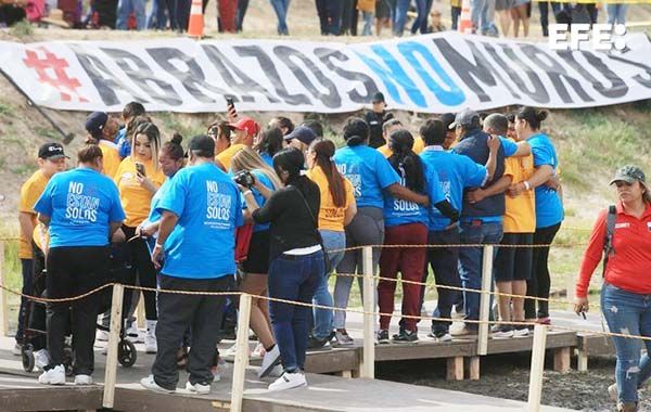 Tiran muros con abrazos en la frontera