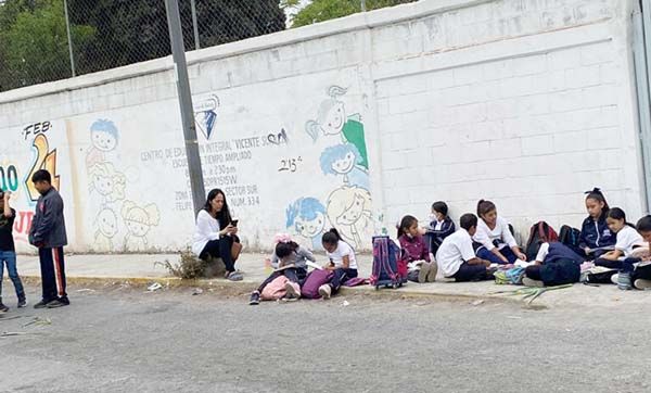 Estudian niños en la calle por falta de luz