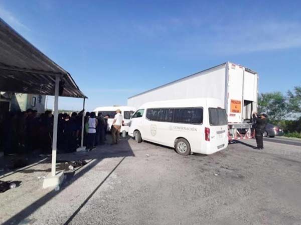Rescatan a 139 migrantes de caja de tractocamión en NL