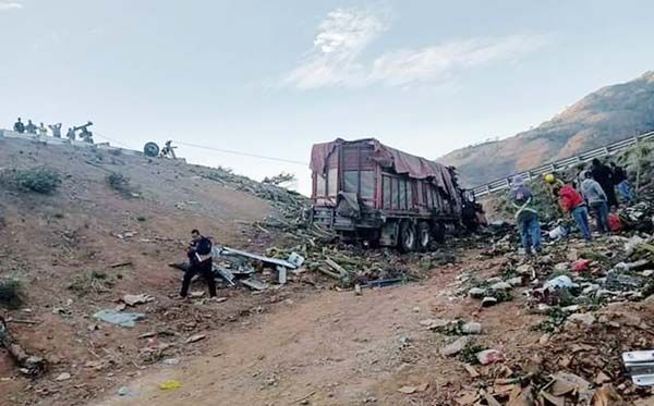Vuelca camioneta en Nayarit; mueren 8